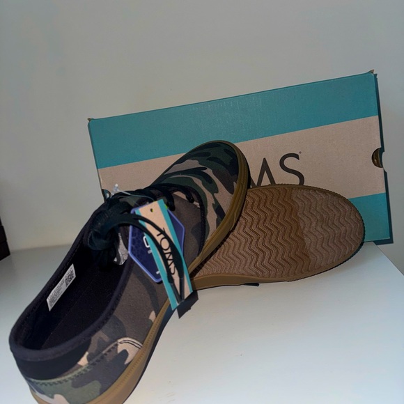 Men Shoes - Picture 2 of 7